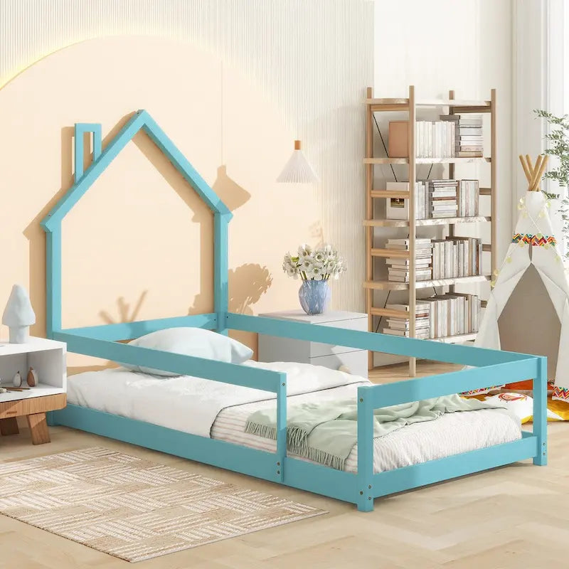 Lit jumeau à même le sol avec tête de lit en forme de maison et barrières de sécurité, vert clair/bleu/naturel, 1 place