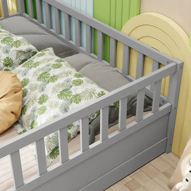 Cadre de lit enfant au sol complet gris/blanc avec barrière de sécurité et porte, pour 1 enfant