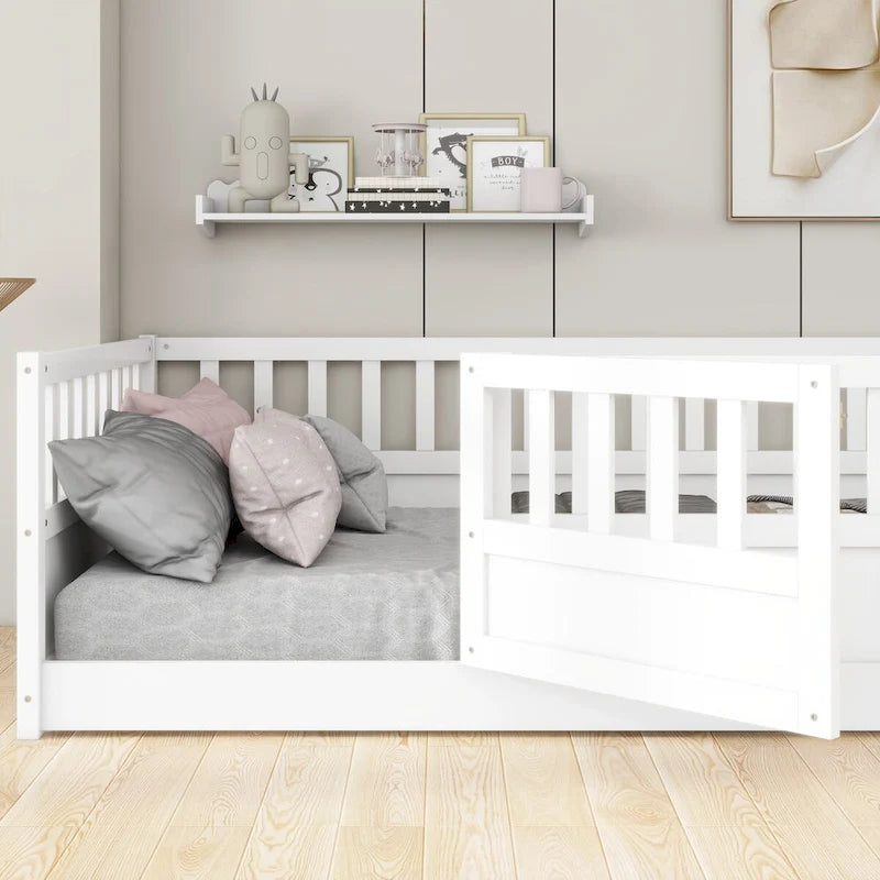 Cadre de lit enfant au sol complet gris/blanc avec barrière de sécurité et porte, pour 1 enfant