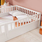 Cadre de lit enfant au sol complet gris/blanc avec barrière de sécurité et porte, pour 1 enfant